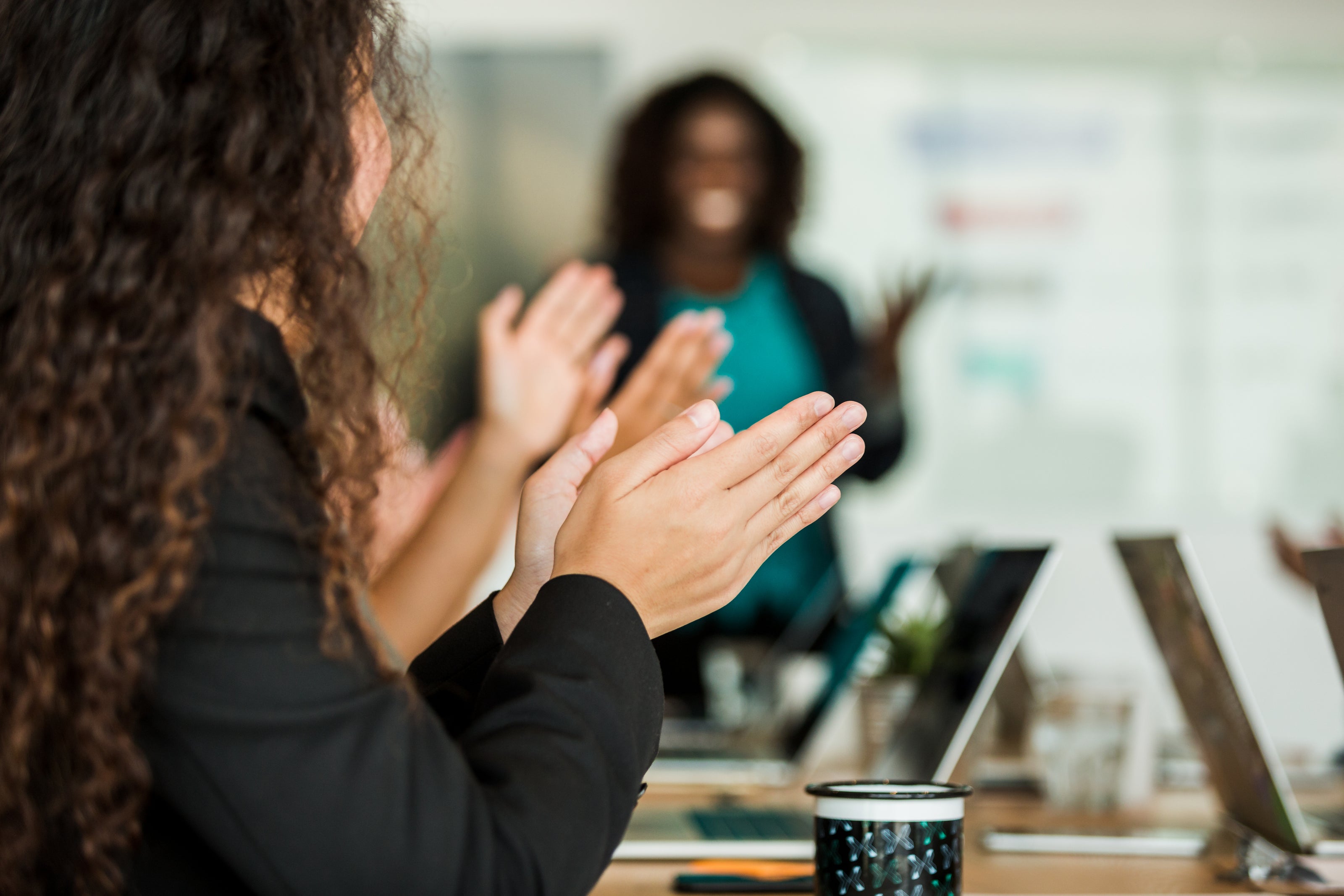 hands-clapping-at-meeting